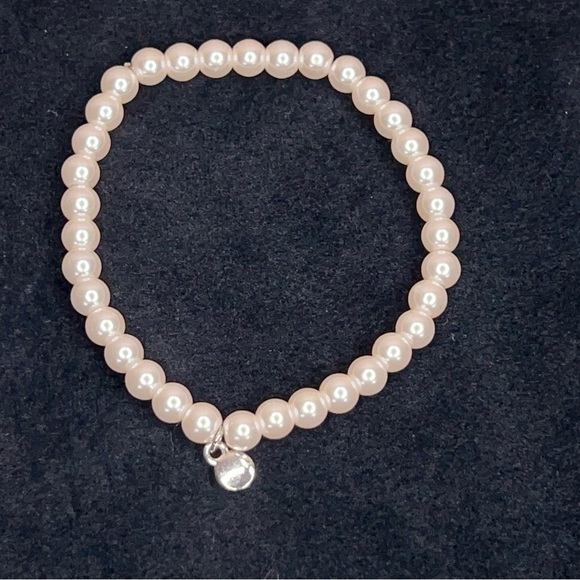 Vintage Pearly Style Bracelet Classic Retro Stretch Ivory White Silver Charm - Picture 7 of 7